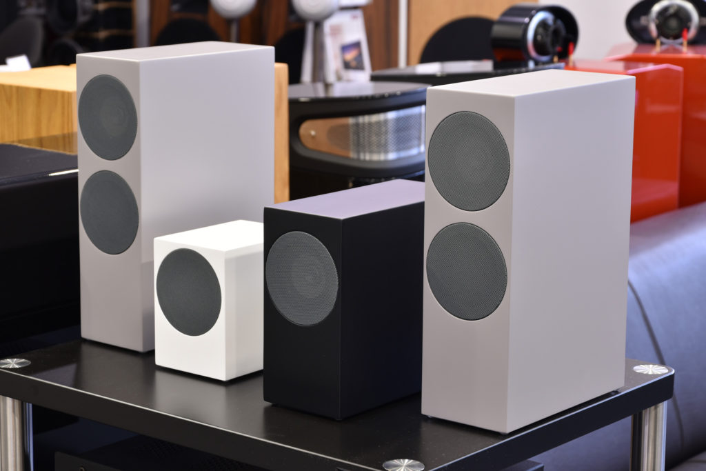 DoAcoustics Microcosmo (weiß), Macrocosmo Reference (schwarz) und Macrocosmo Impact (grau)