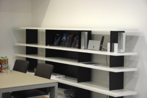 Besprechungsbereich mit Multiroom-System und Möbeln von Kettnaker Möbelmanufaktur